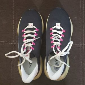 Women Size 7 Puma Running Shoes